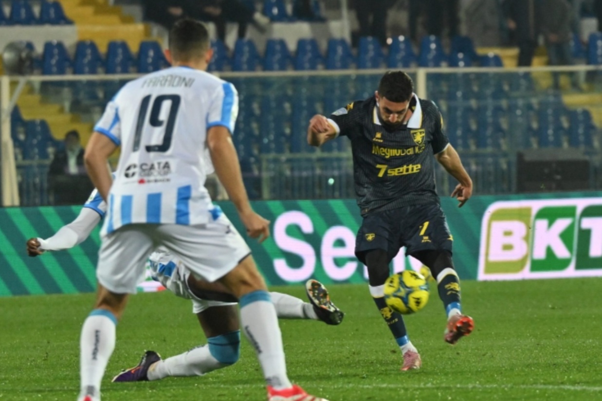 Frosinone di rimonta (1-2), espugna Pescara e guarda tutti dall’alto