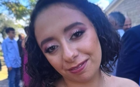 Morte di Aurora, indagine per omicidio. Caccia all’uomo che era con lei