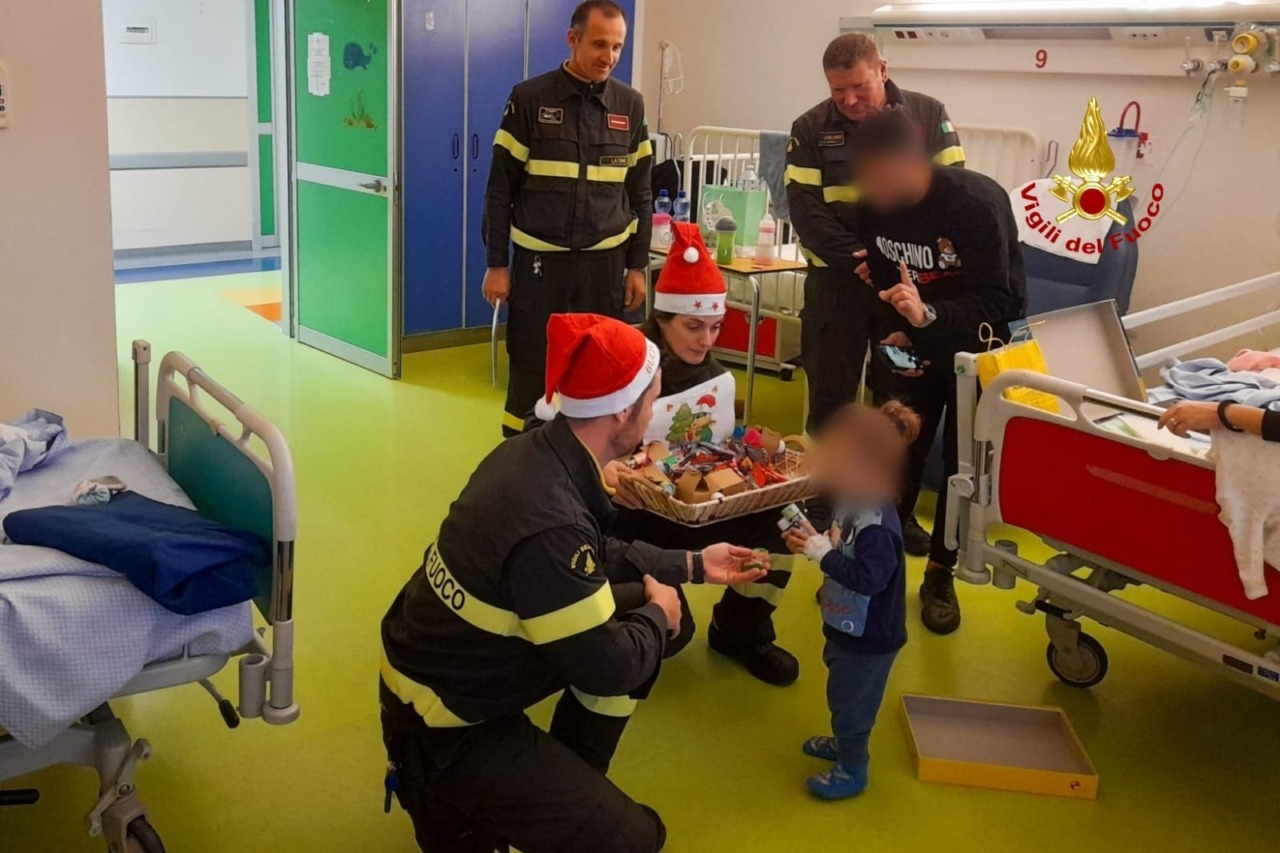 I vigili del fuoco consegnano doni ai piccoli degenti dell’ospedale “Goretti “