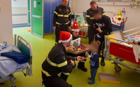 I vigili del fuoco consegnano doni ai piccoli degenti dell’ospedale “Goretti “