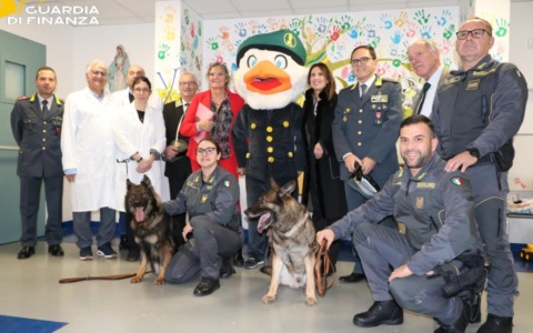 La Guardia di Finanza porta doni ai piccoli pazienti dell’ospedale Goretti