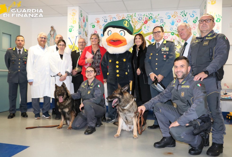 La Guardia di Finanza porta doni ai piccoli pazienti dell’ospedale Goretti