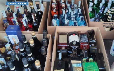 Rubano oltre 100 bottiglie di vino e liquori, due denunce