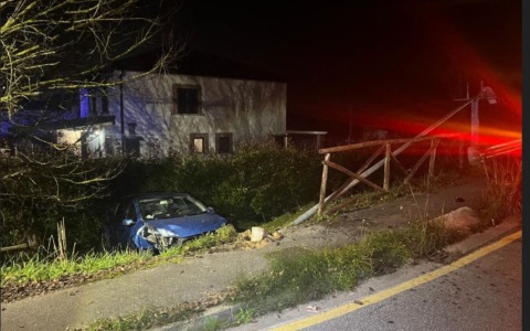 Auto finisce contro la recinzione di un’abitazione ed un palo
