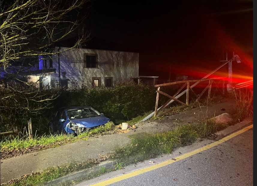 Auto finisce contro la recinzione di un’abitazione ed un palo