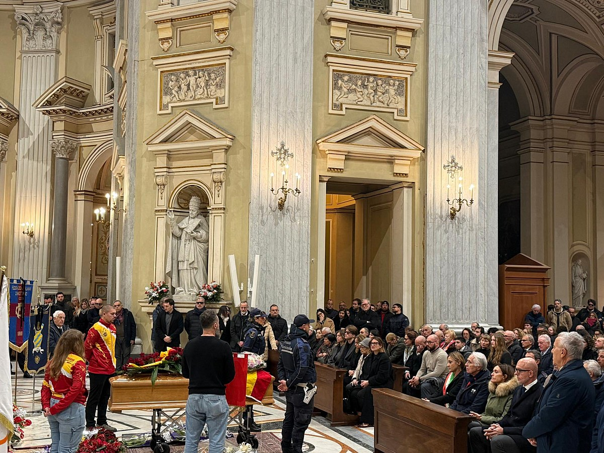 Davide Tizzano, folla ai funerali. La Federazione Canottaggio guidata da Fabrizio Quaglino