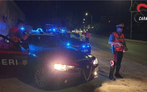 Coppia trovata in auto con hashish e marijuana, un arresto ed una denuncia