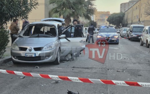 Tornano le bombe in città, distrutta un’auto al Nicolosi