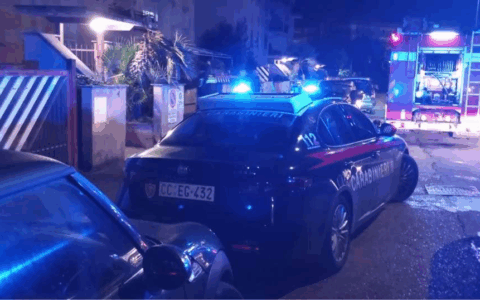 Cassonetti dei rifiuti in fiamme in un parcheggio condominiale