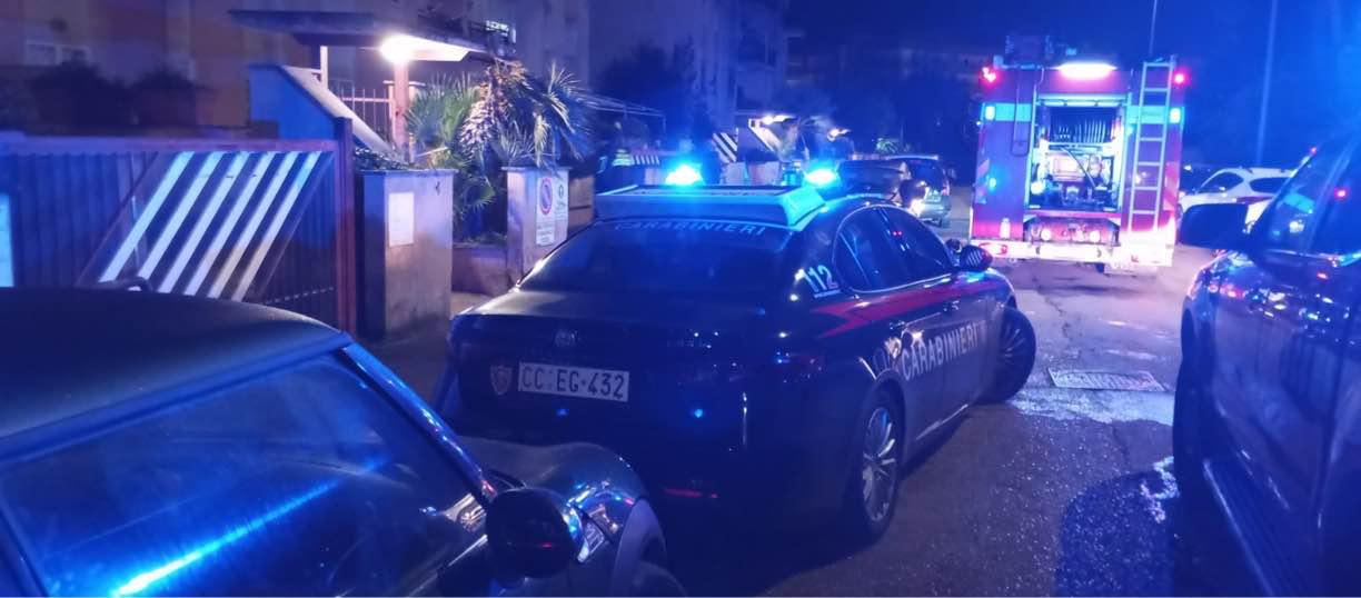 Cassonetti dei rifiuti in fiamme in un parcheggio condominiale