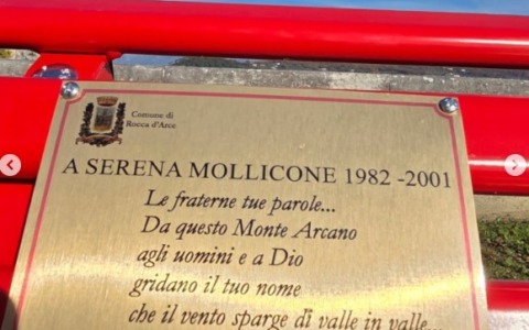 Inaugurata la panchina rossa in memoria di Serena Mollicone