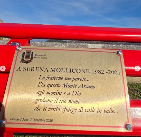 Inaugurata la panchina rossa in memoria di Serena Mollicone
