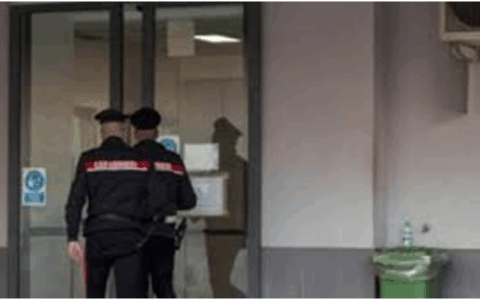 Infastidito dall’attesa danneggia la porta del pronto soccorso