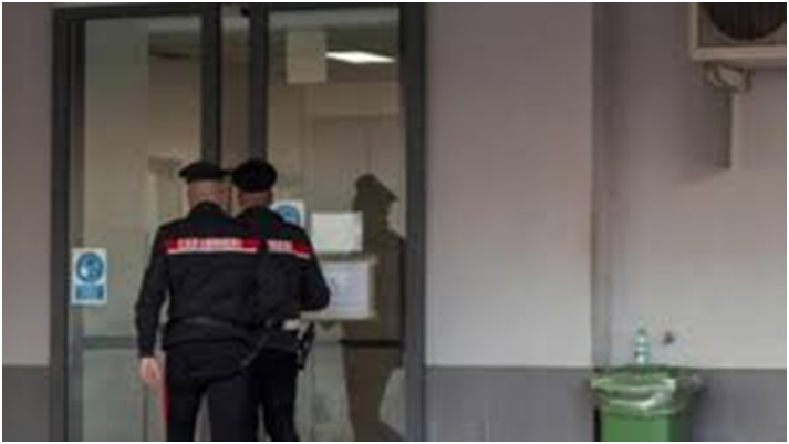 Infastidito dall’attesa danneggia la porta del pronto soccorso