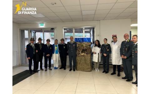 Doni ai piccoli pazienti del “Dono Svizzero” dai militari delle fiamme gialle