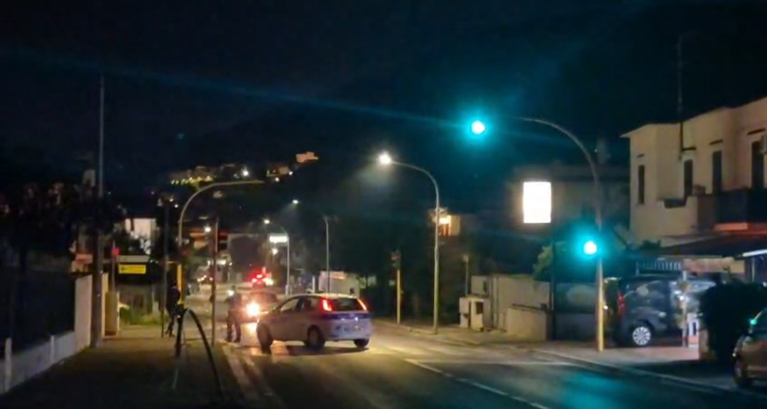 Si rompe la conduttura del gas durante il lavori per la fibra evacuate tre palazzine e chiuso il distributore