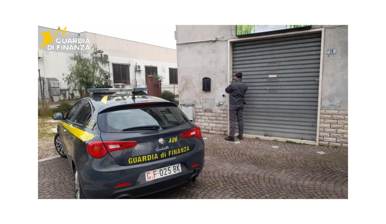 Centro massaggi abusivo e falso made in Italy, il blitz della Finanza