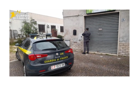 Centro massaggi abusivo e falso made in Italy, il blitz della Finanza
