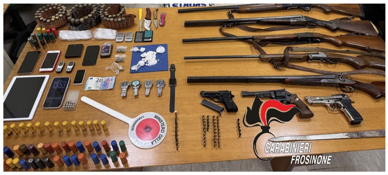 Scoperto arsenale in casa e in garage, arrestato 26enne. Sequestrata droga e armi