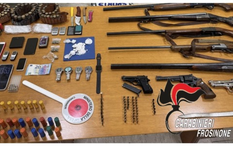 Scoperto arsenale in casa e in garage, arrestato 26enne. Sequestrata droga e armi