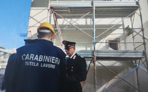 Irregolarità nel cantiere e lavoratori in nero, denunciate dai Carabinieri tre persone