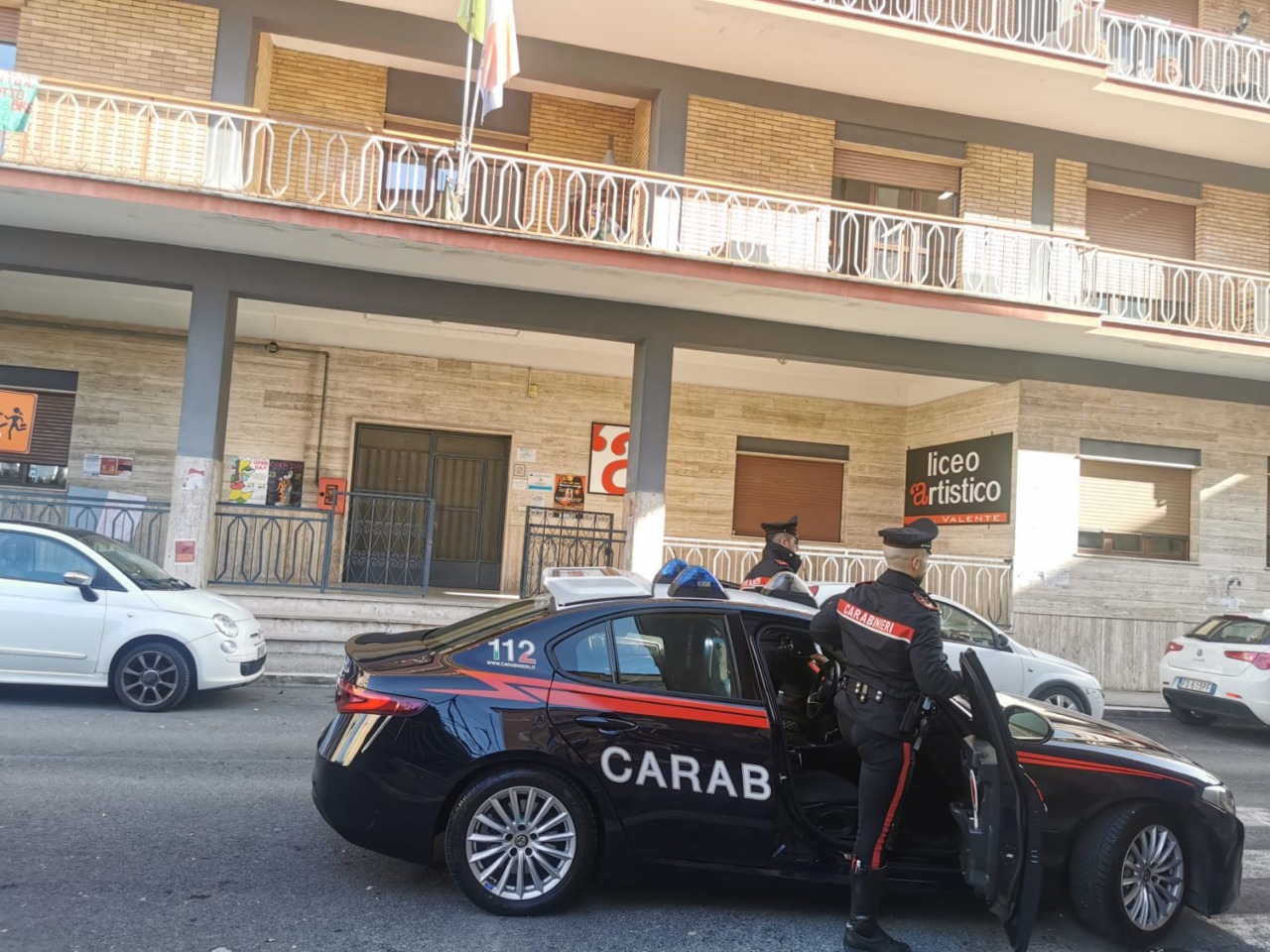 Studente di 17 anni accoltellato davanti al Liceo Artistico, caccia all’aggressore