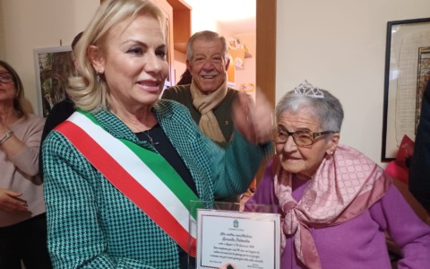 Assunta Palombo compie 100 anni, gli auguri del sindaco Celentano