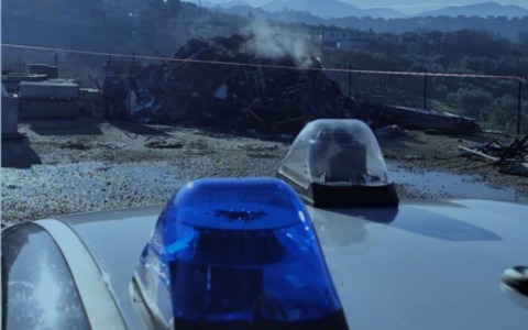 Gestione e combustione di rifiuti non autorizzata, due denunce