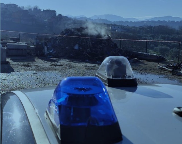 Gestione e combustione di rifiuti non autorizzata, due denunce
