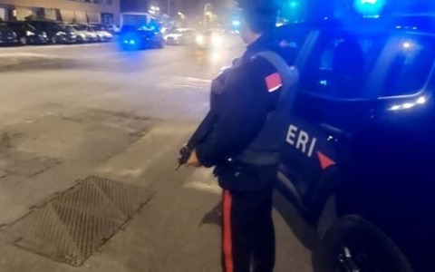 Girano in bicicletta con coltello, martello e hashish: denunciati due algerini