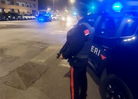 Girano in bicicletta con coltello, martello e hashish: denunciati due algerini
