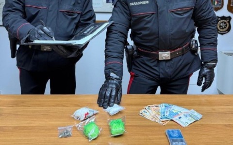 In giro a piedi con 80 grammi di cocaina, arrestato un 27 enne