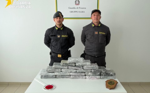 In auto con 23 chili di droga, resta in silenzio dal giudice