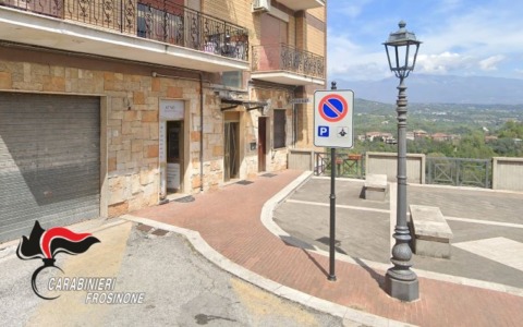 Rinchiude la compagna in casa e la picchia con violenza, arrestato