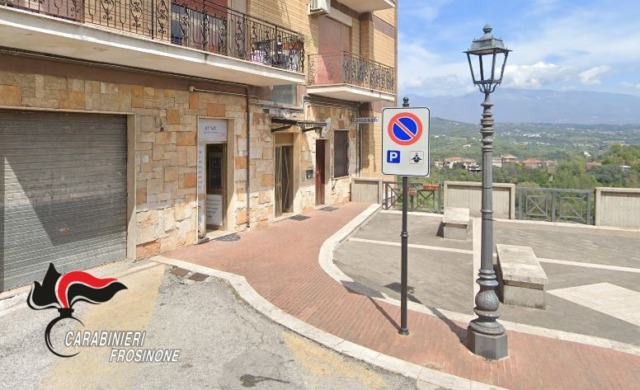 Rinchiude la compagna in casa e la picchia con violenza, arrestato