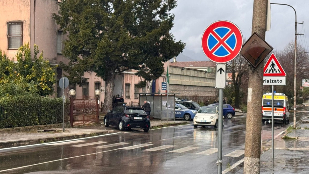 Rivolta dei detenuti nel carcere, incendiata una sezione