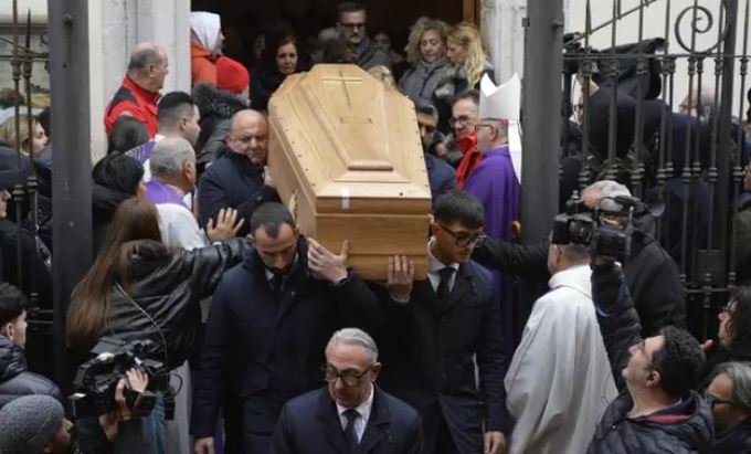 L’ultimo saluto ad Aurora, il padre: “Vogliamo giustizia non vendetta”