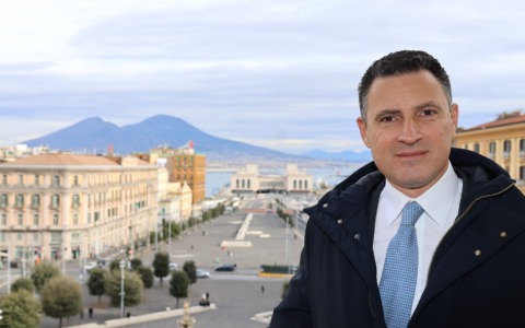 Il Sindaco Manfredi consegna il crest a Cristian Leccese