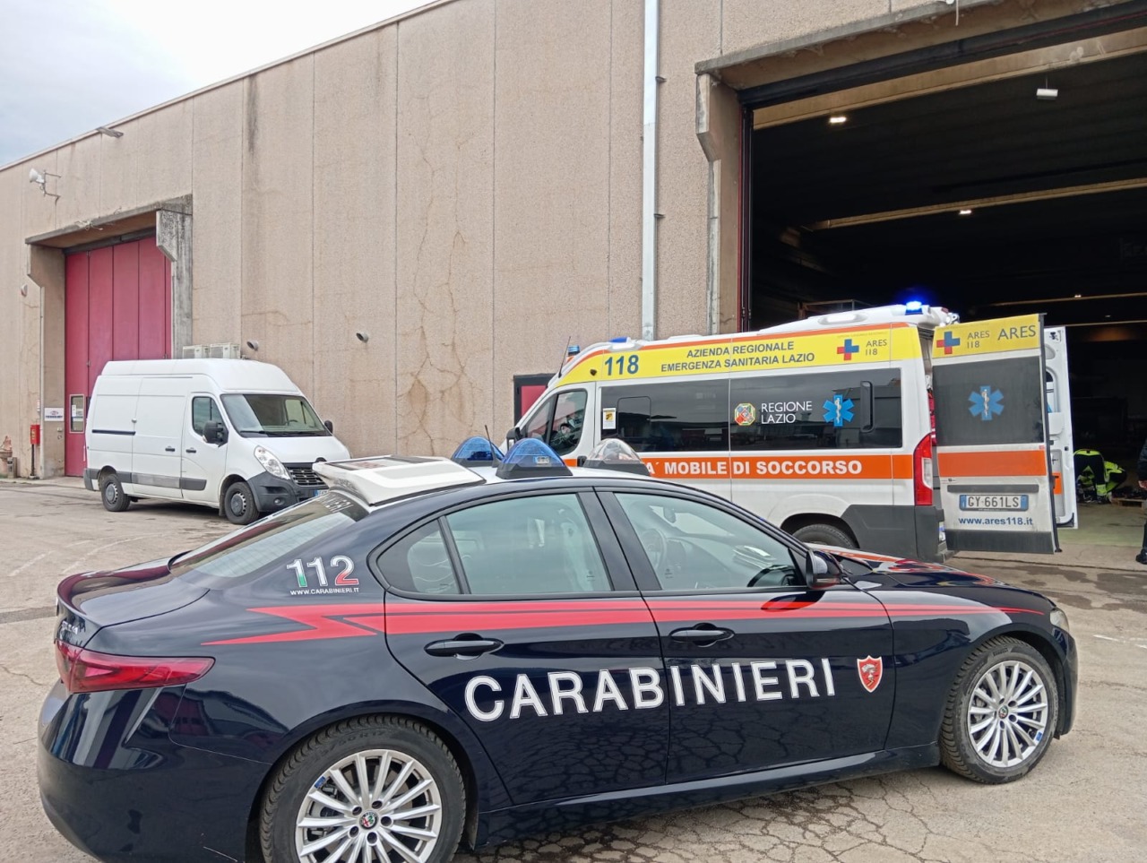 Tragedia sul lavoro, operaio cade dal tetto e muore