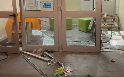 Vandali in tre scuole: porte e finestre rotte, rubati tutti i computer. Lunedi’ alunni a casa