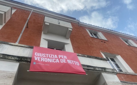 Il quinto anniversario della scomparsa di Veronica De Nitto, la città le dedica uno striscione