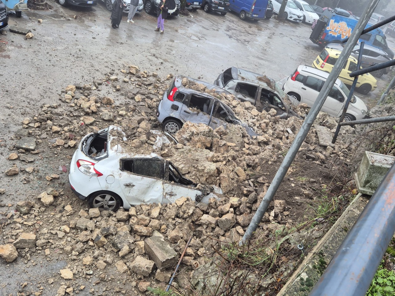 Frana nel centro storico, paura e auto danneggiate