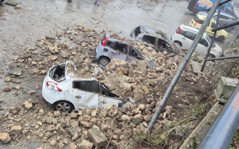 Frana nel centro storico, paura e auto danneggiate