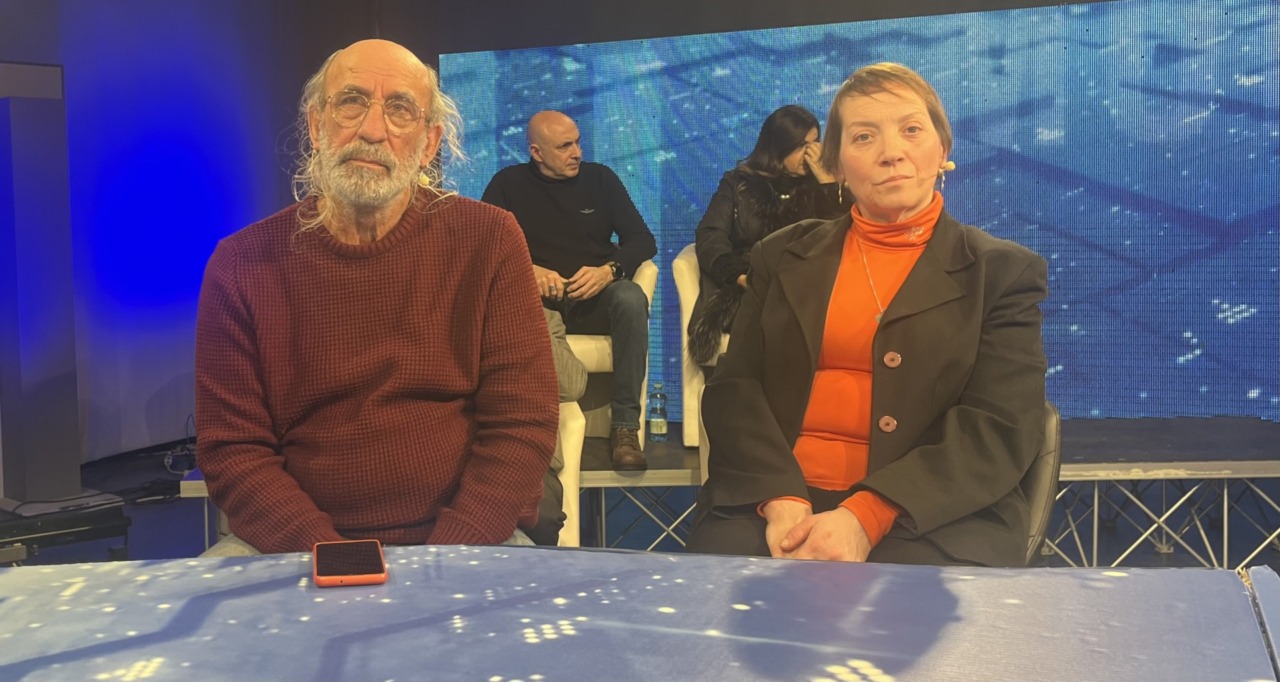 Il suicidio di Paolo Mendico, sospesa la preside. I genitori a Monitor: “Doveva essere licenziata insieme alle sue colleghe”. VIDEO