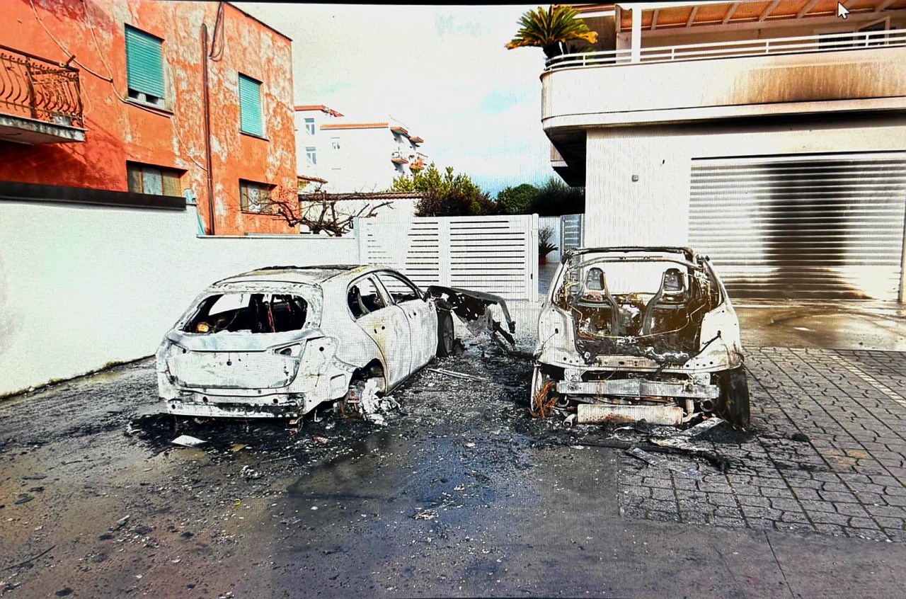 Atto intimidatorio, distrutte dalle fiamme due auto