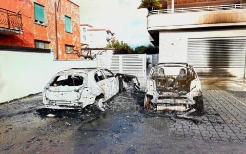Atto intimidatorio, distrutte dalle fiamme due auto