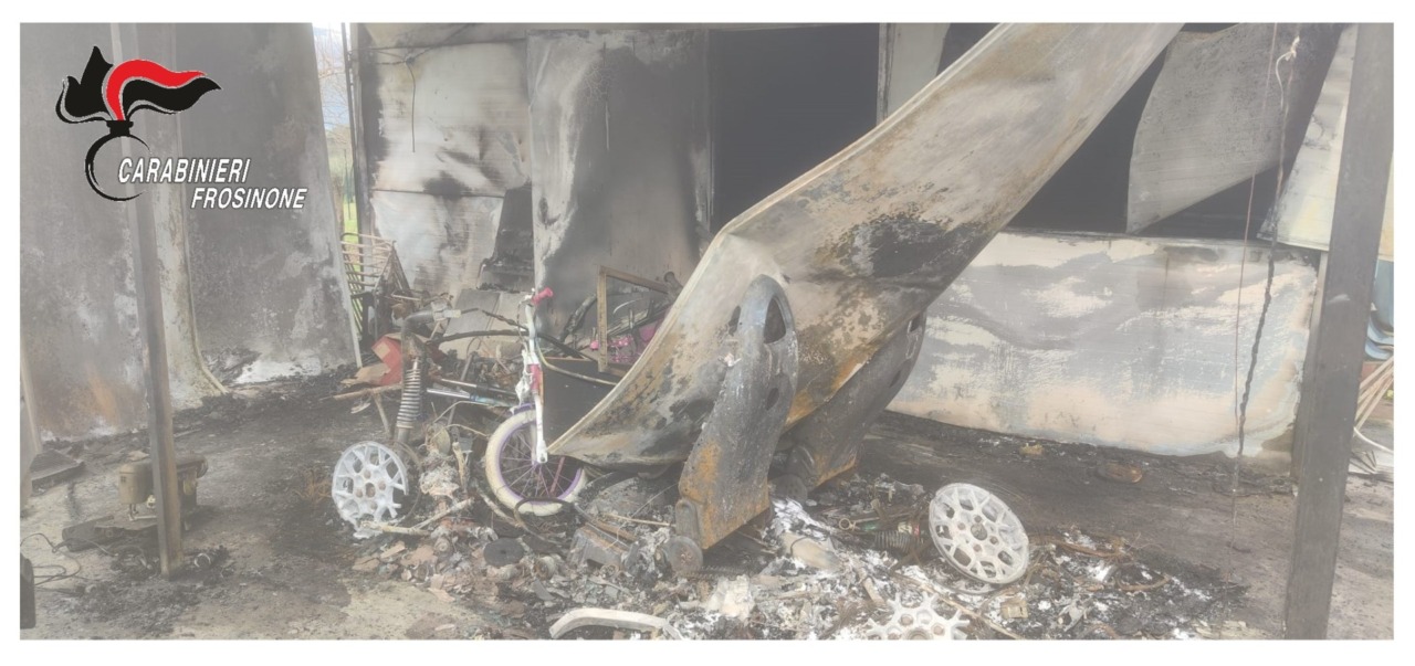 Fiamme in casa, i carabinieri salvano un barboncino e portano via la bombola del gas