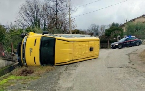 Scuolabus si ribalta in curva, illesi 7 bambini