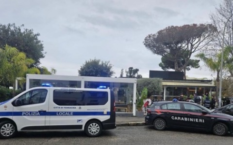 Ispezione in due esercizi commerciali, due denunce