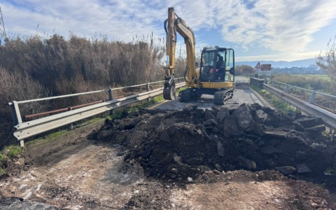 Iniziati i lavori per la demolizione e ricostruzione del ponte sul Torrente Ausente